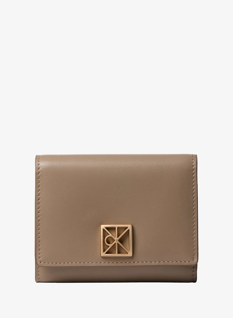 كالفن كلاين Emblem Trifold Wallet